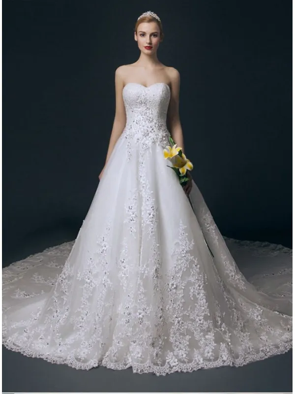 Abito da sposa gonna scampanata e fioccone sul retro con pizzo
