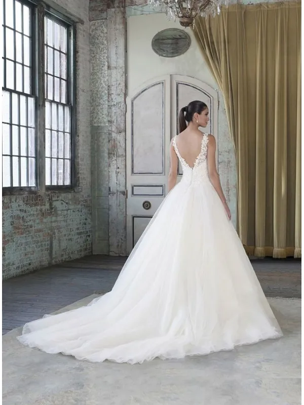Abito da Sposa principesco con gonna di Tulle scollato a V