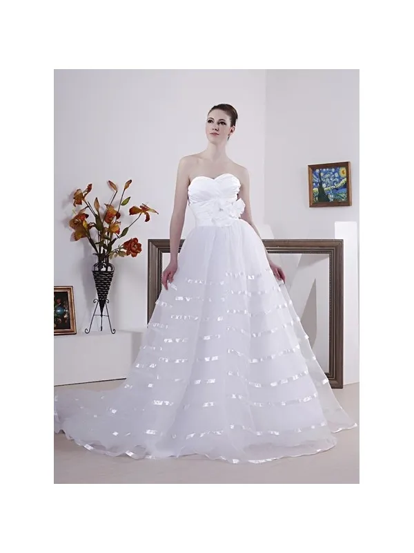 Abito da sposa romantico con corpetto a cuore e gonna morbida in organza