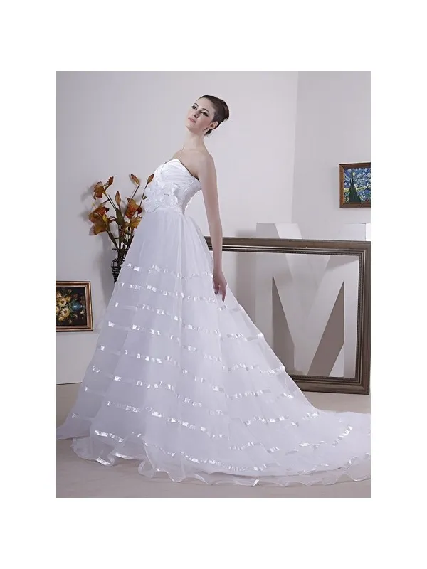 Abito da sposa romantico con corpetto a cuore e gonna morbida in organza