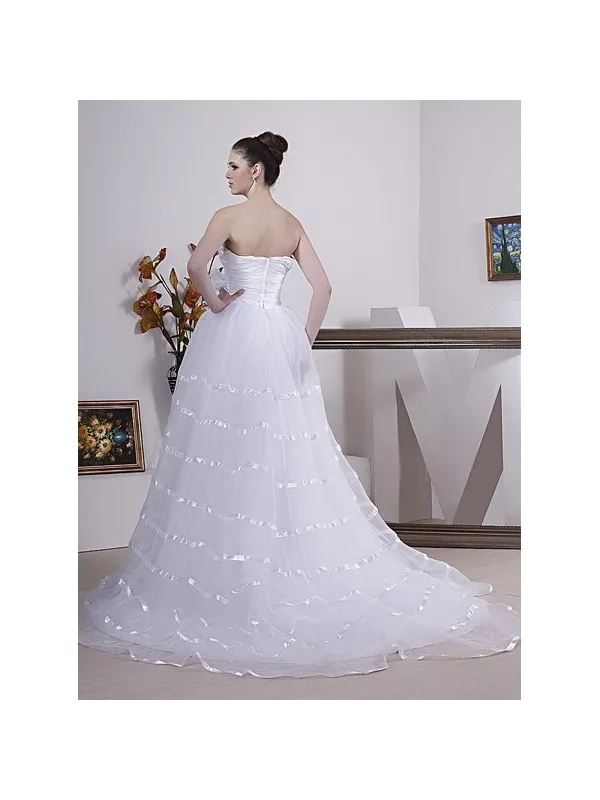 Abito da sposa romantico con corpetto a cuore e gonna morbida in organza