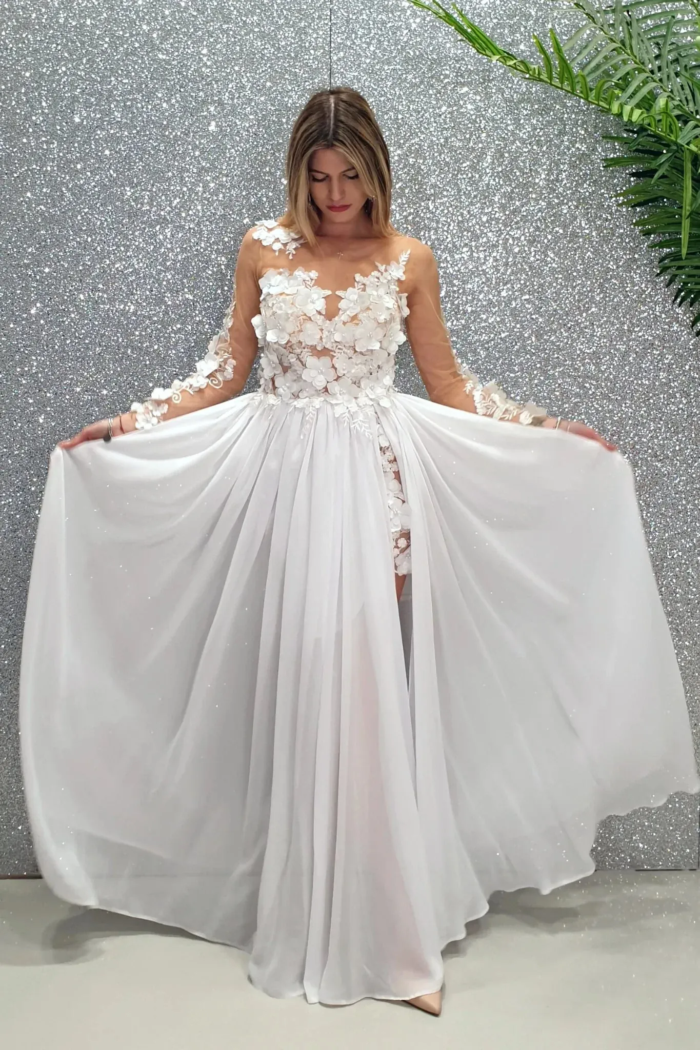 Abito lungo bianco con lo strascico e corpetto in tulle nude a fiori 3D