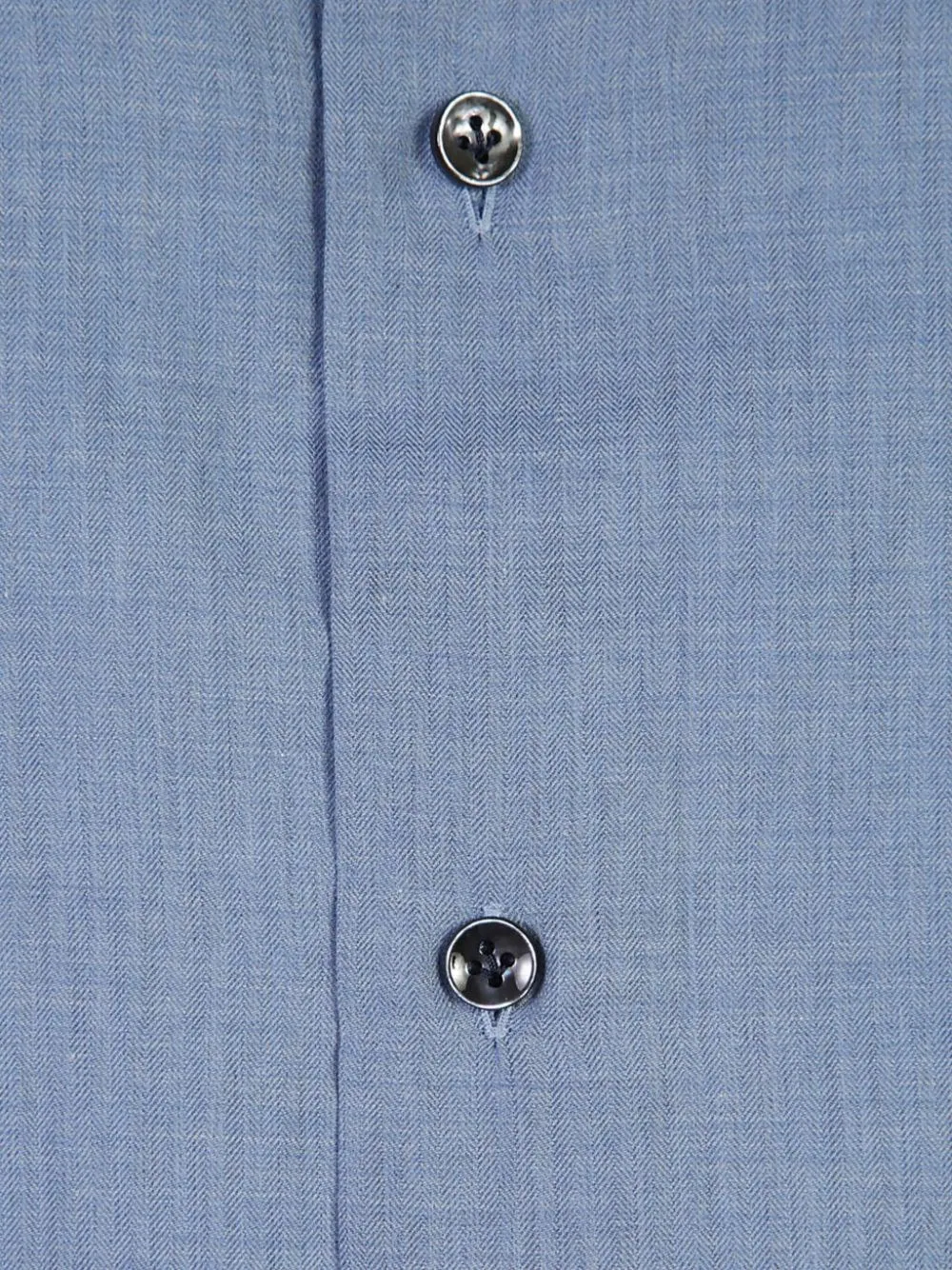 Barba, camicia blu