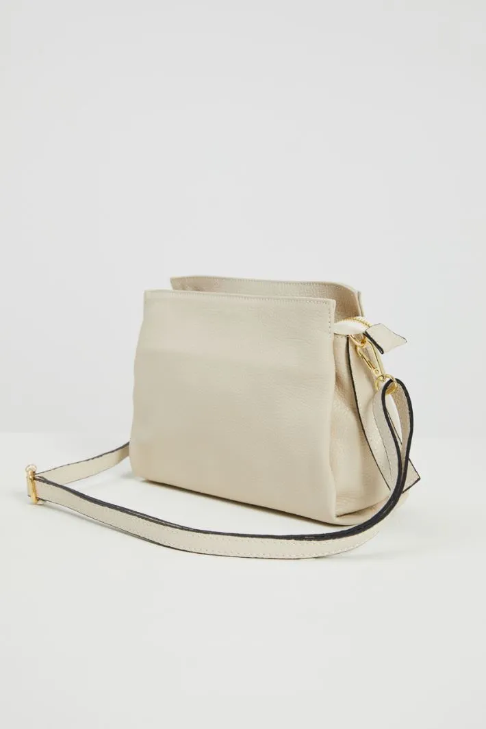 Borsa in pelle martellata