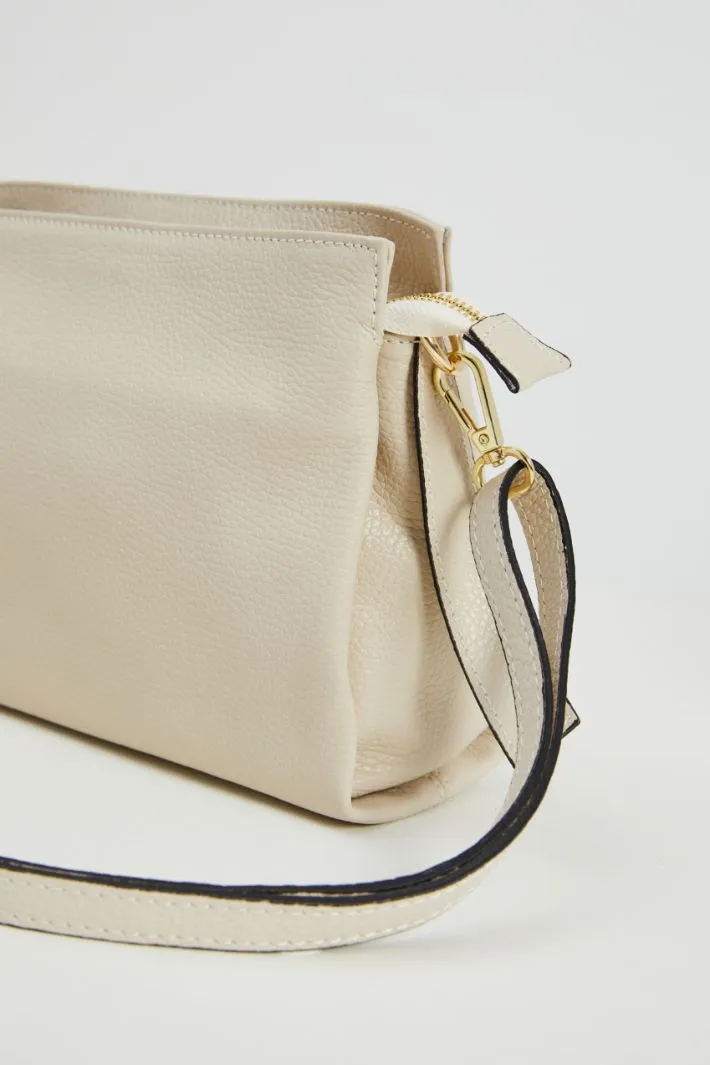 Borsa in pelle martellata