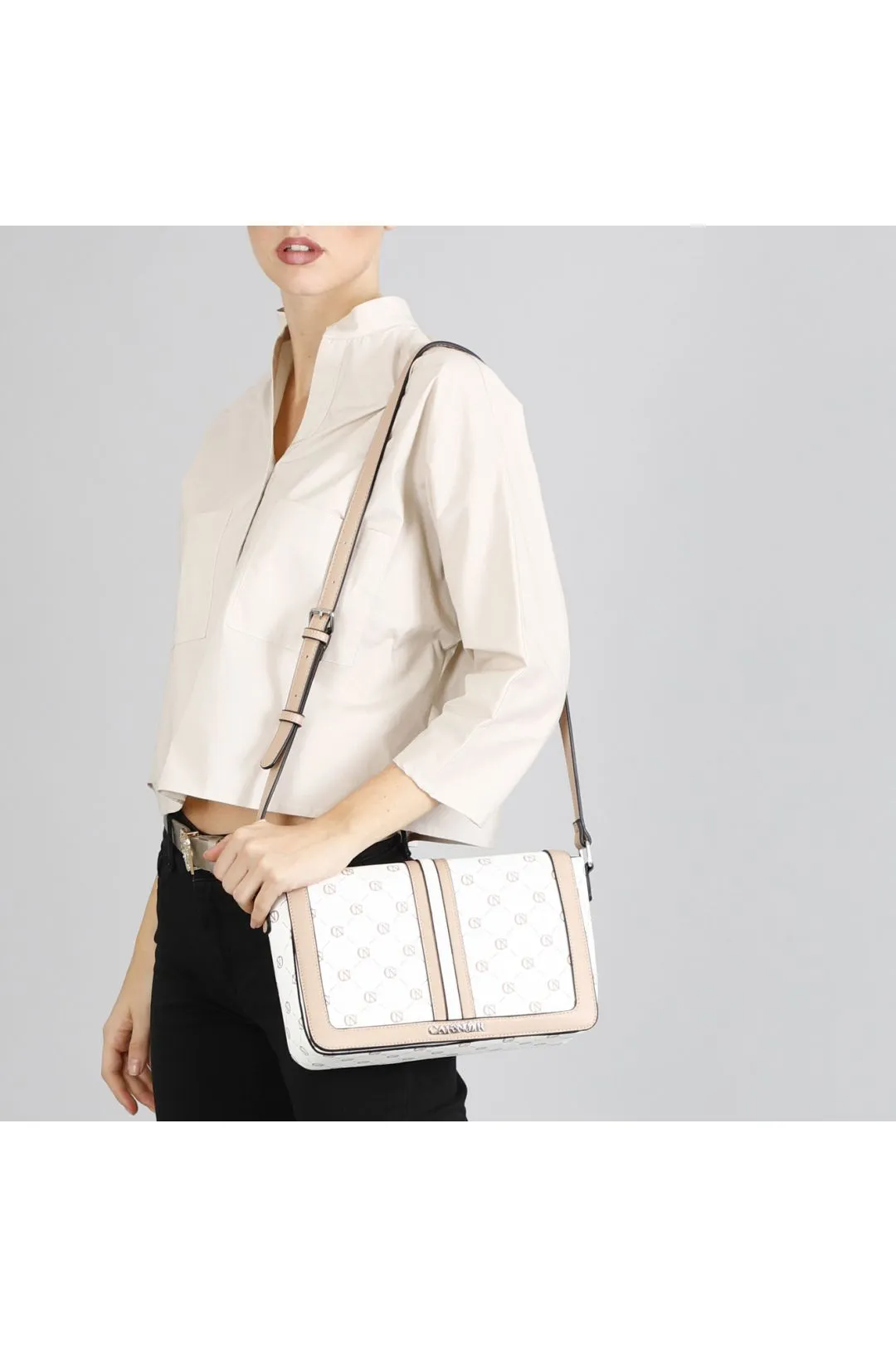 borsa rigida con pattina e stampa logata all-over in contrasto bianco/cipria