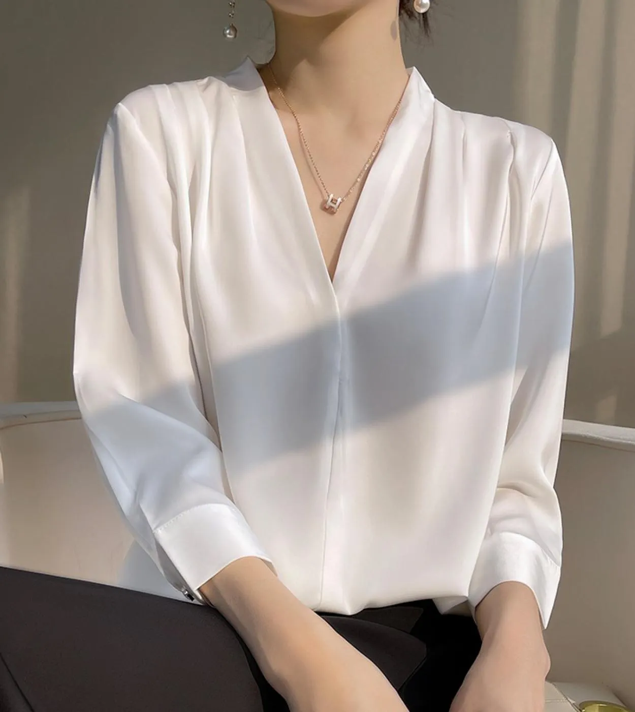 Camicetta elegante da donna in raso Camicia estiva con scollo a V Camicia a maniche lunghe Casual da ufficio Top da donna Solid