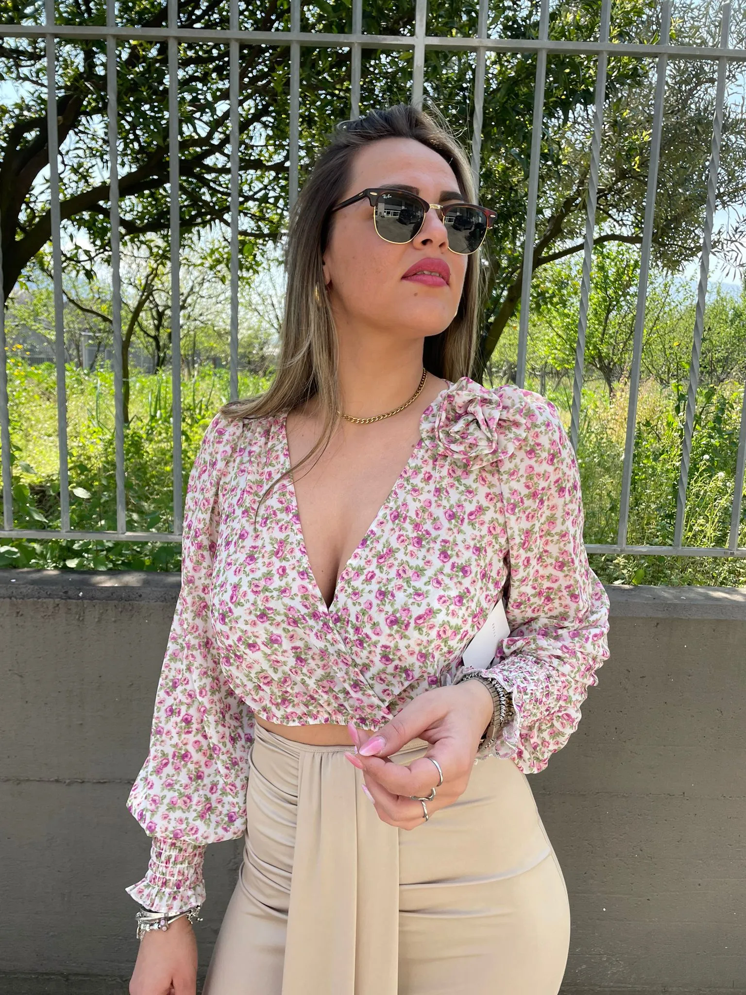 Camicia crop floreale con spilla