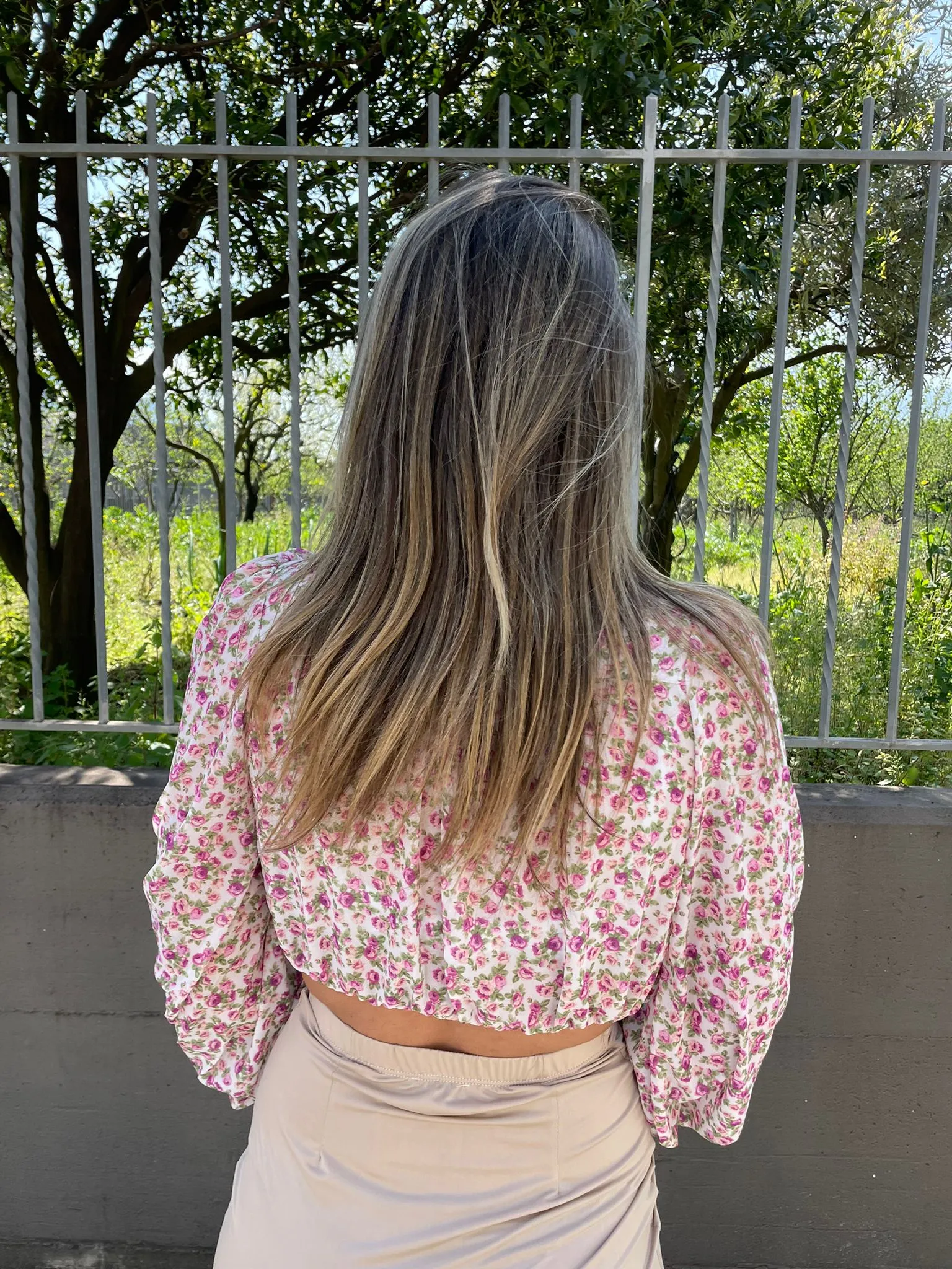 Camicia crop floreale con spilla