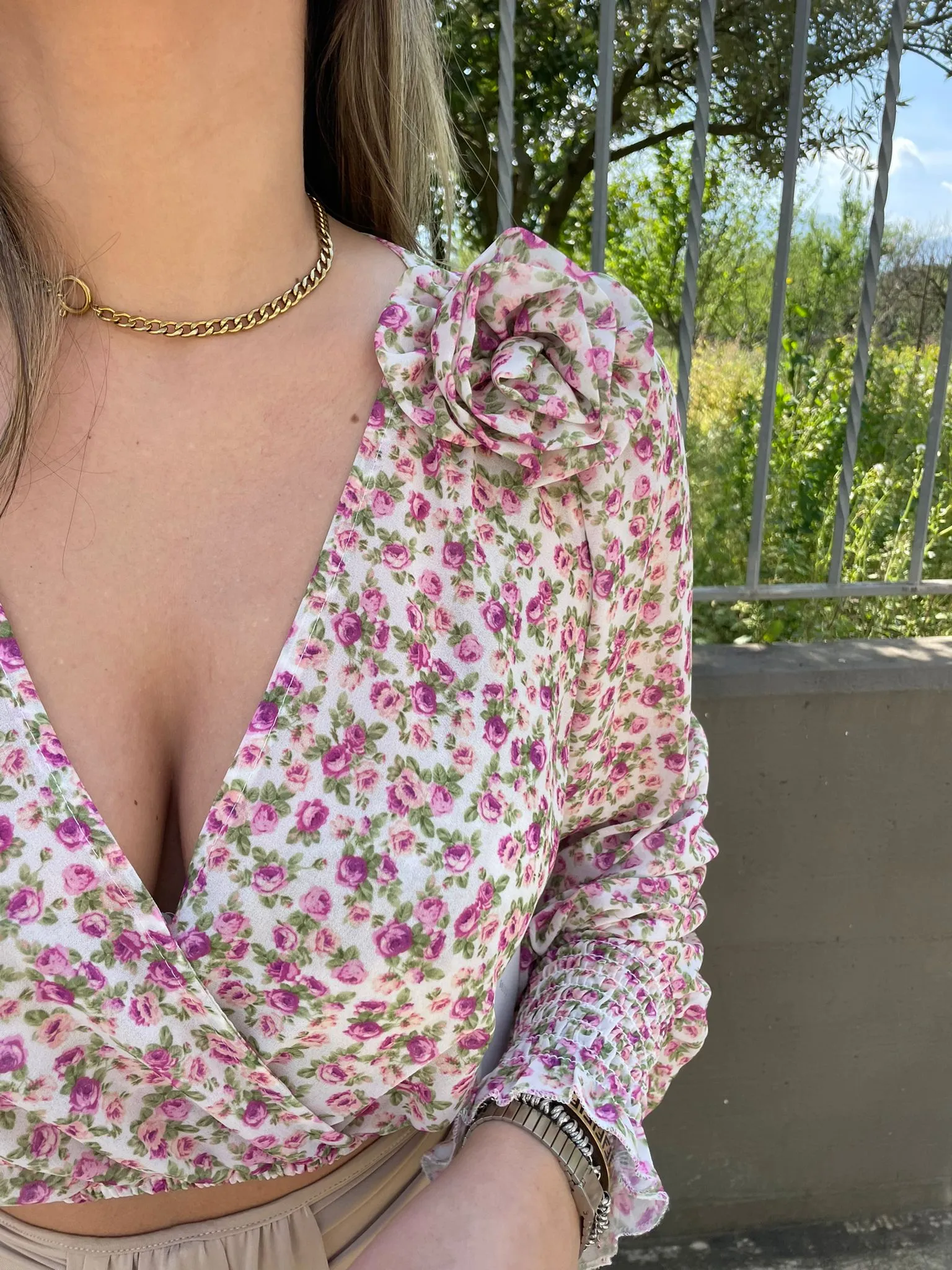 Camicia crop floreale con spilla