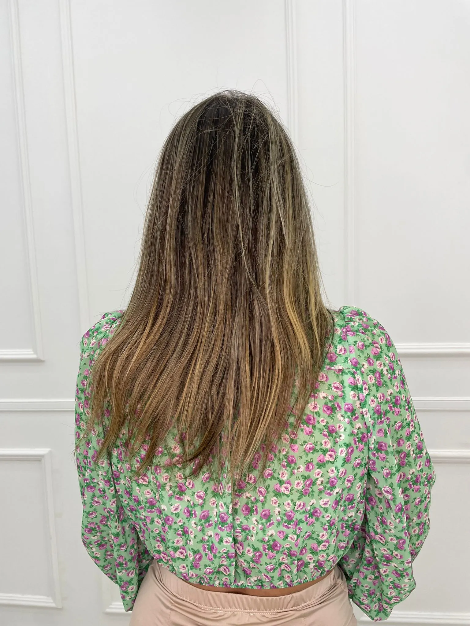 Camicia crop floreale con spilla