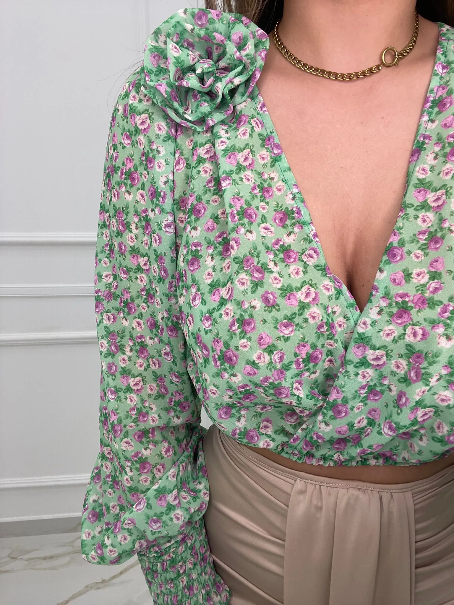 Camicia crop floreale con spilla