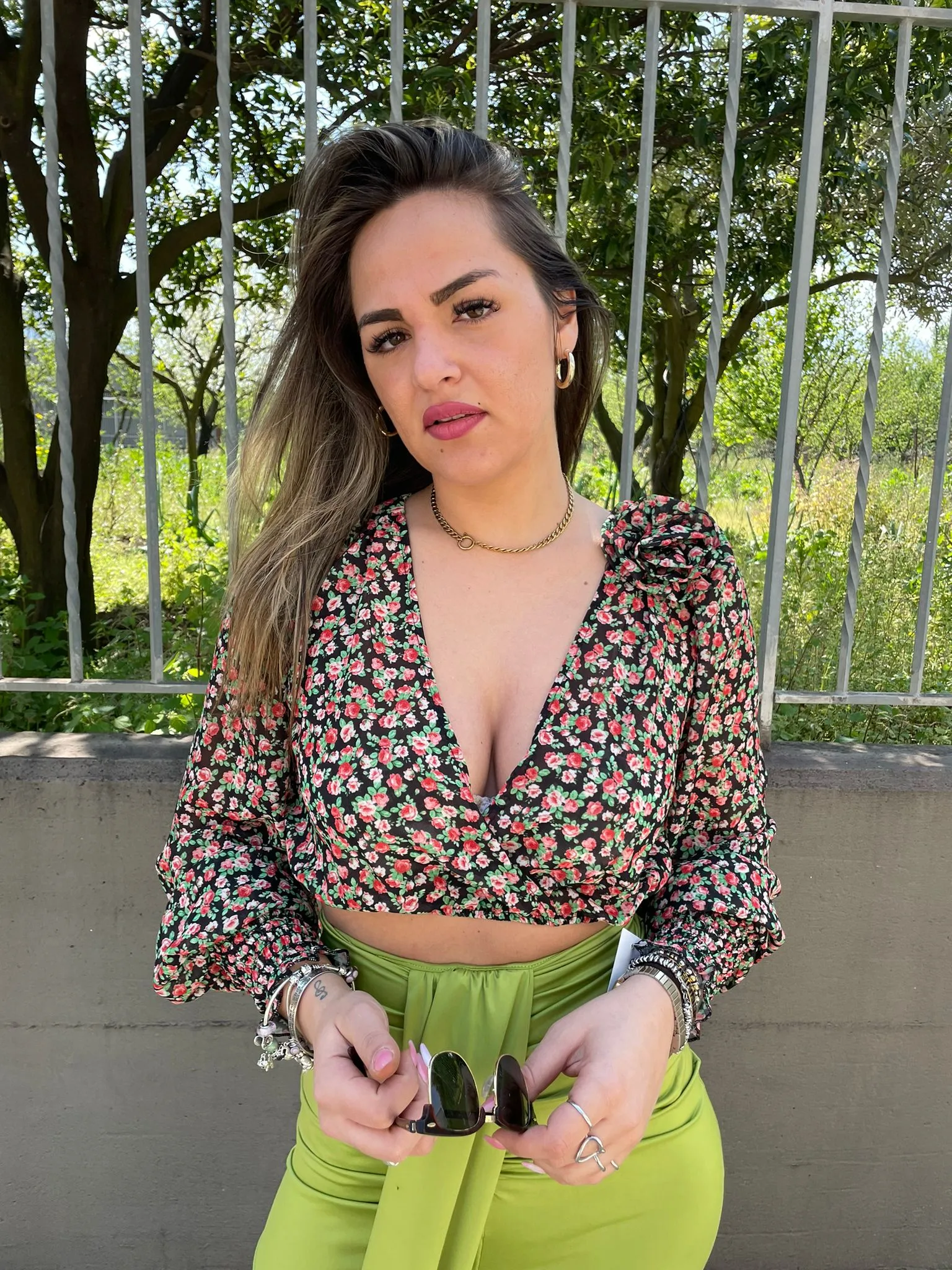 Camicia crop floreale con spilla