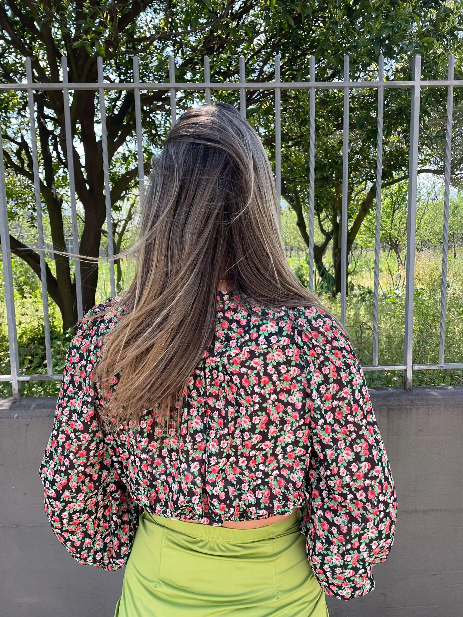 Camicia crop floreale con spilla