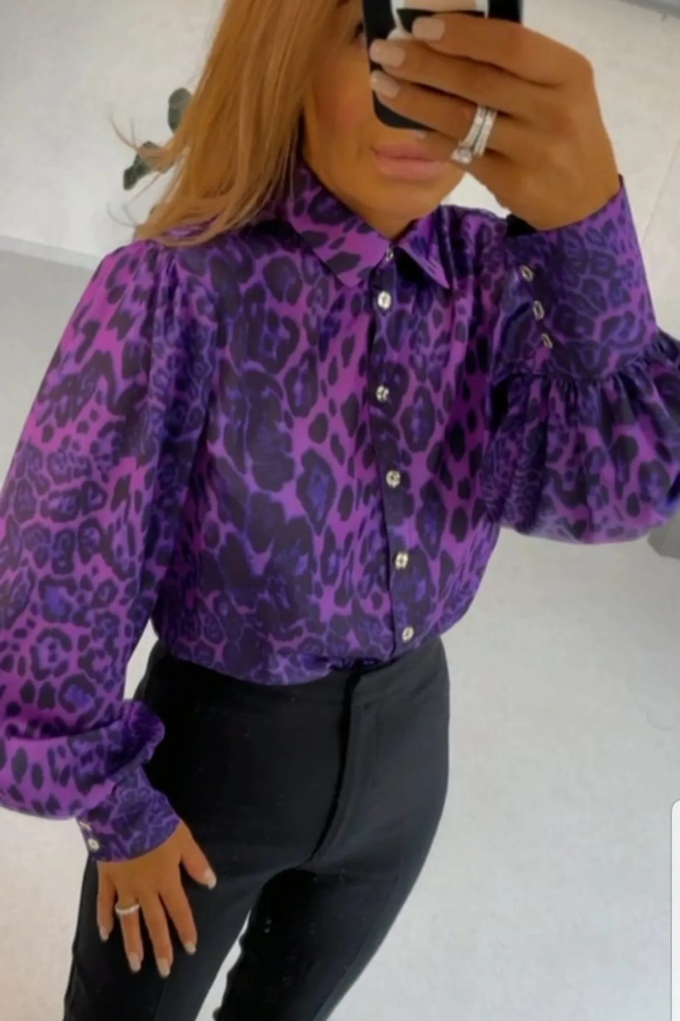 Camicia elegante a fantasia leopardata viola con maniche a sbuffo e bottoni gioiello