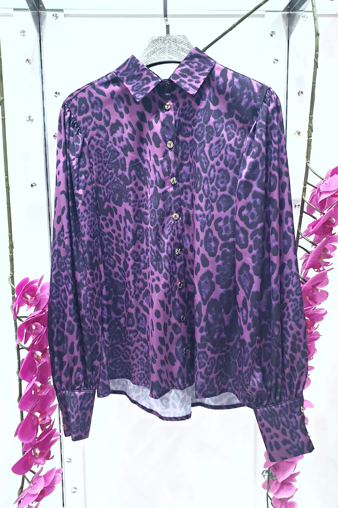 Camicia elegante a fantasia leopardata viola con maniche a sbuffo e bottoni gioiello