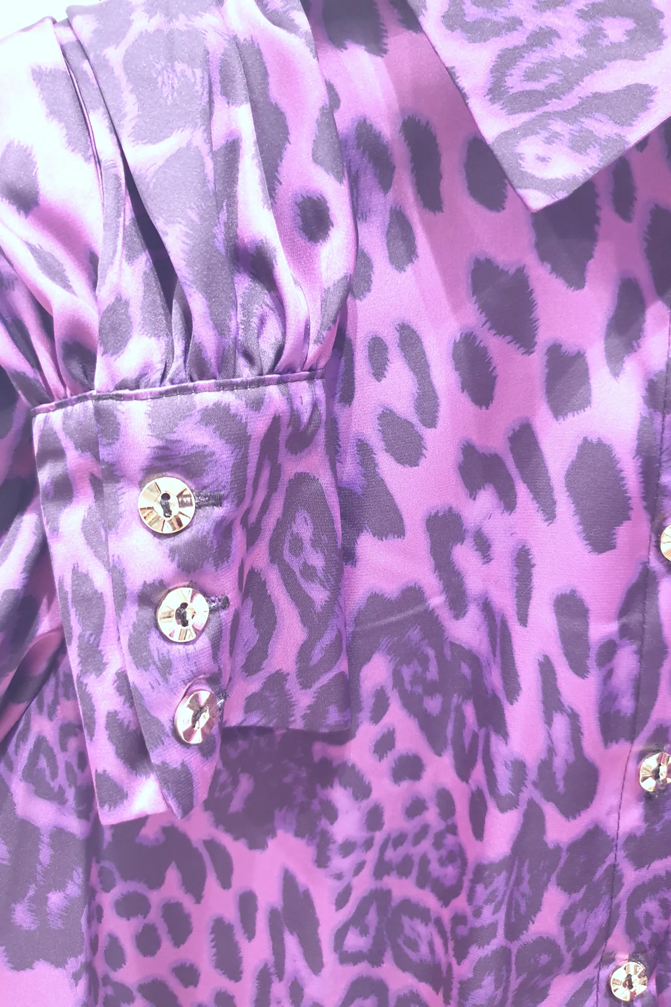 Camicia elegante a fantasia leopardata viola con maniche a sbuffo e bottoni gioiello