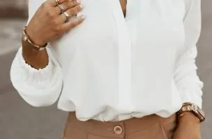 Camicia elegante con scollo rotondo, bianca