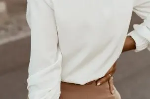 Camicia elegante con scollo rotondo, bianca