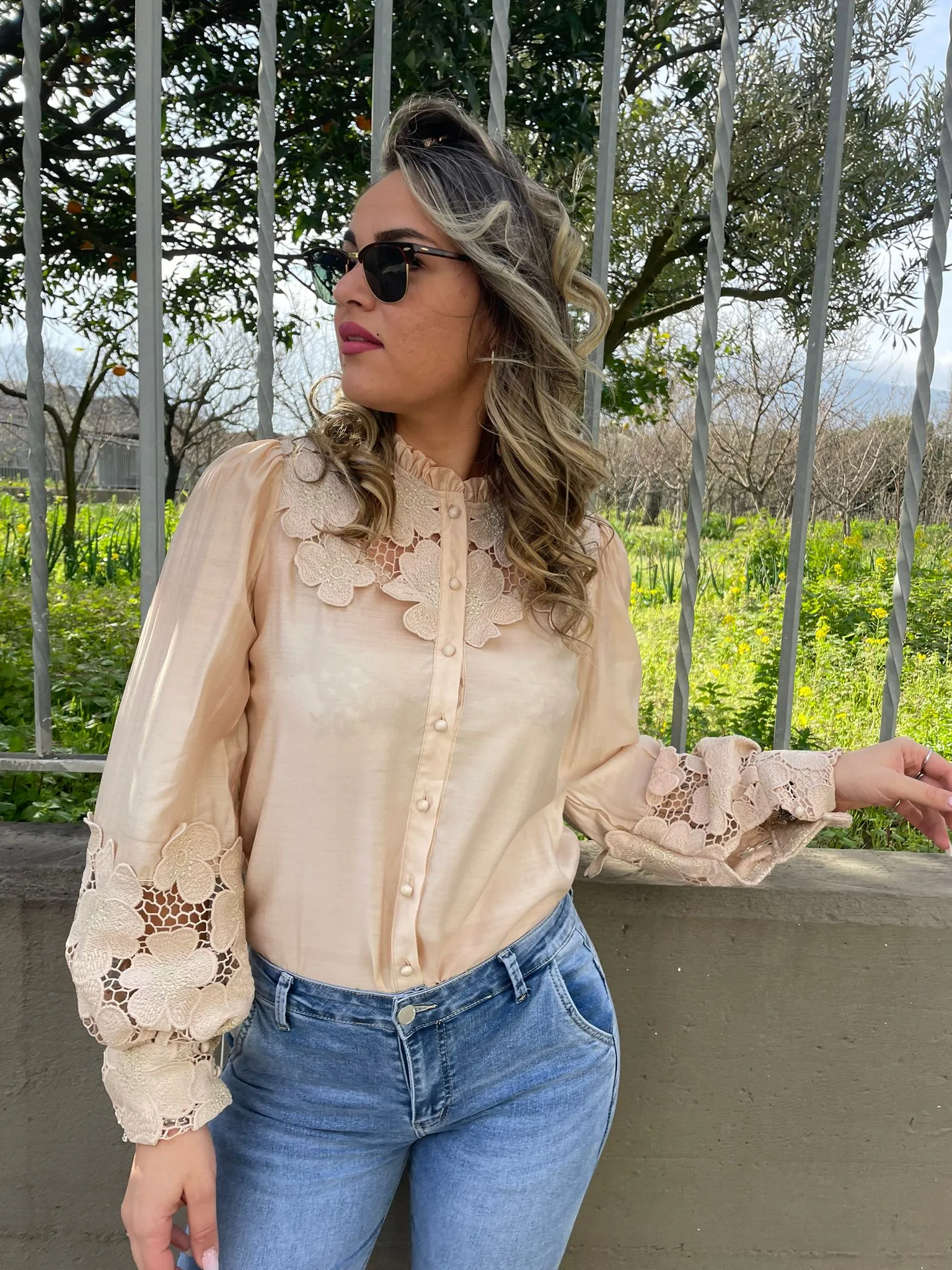Camicia tinta unita con inserti ricamati e maniche a sbuffo