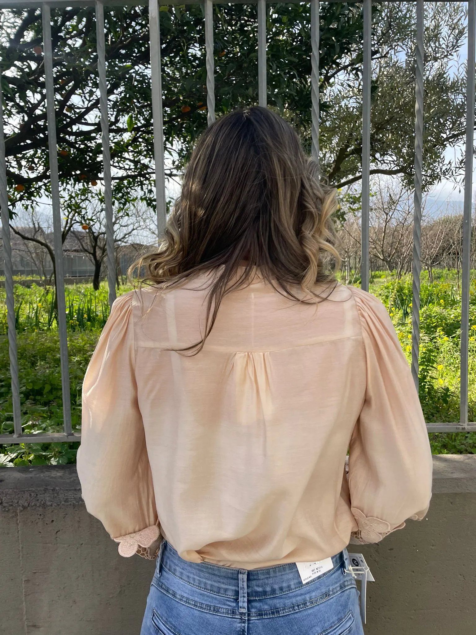 Camicia tinta unita con inserti ricamati e maniche a sbuffo