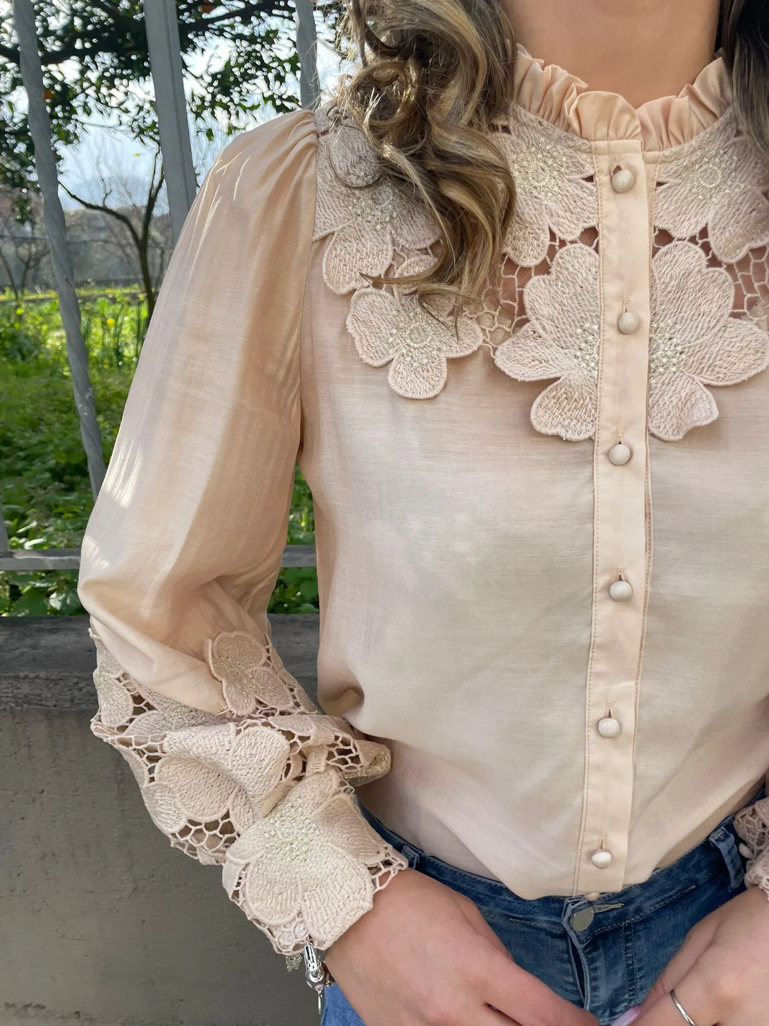 Camicia tinta unita con inserti ricamati e maniche a sbuffo