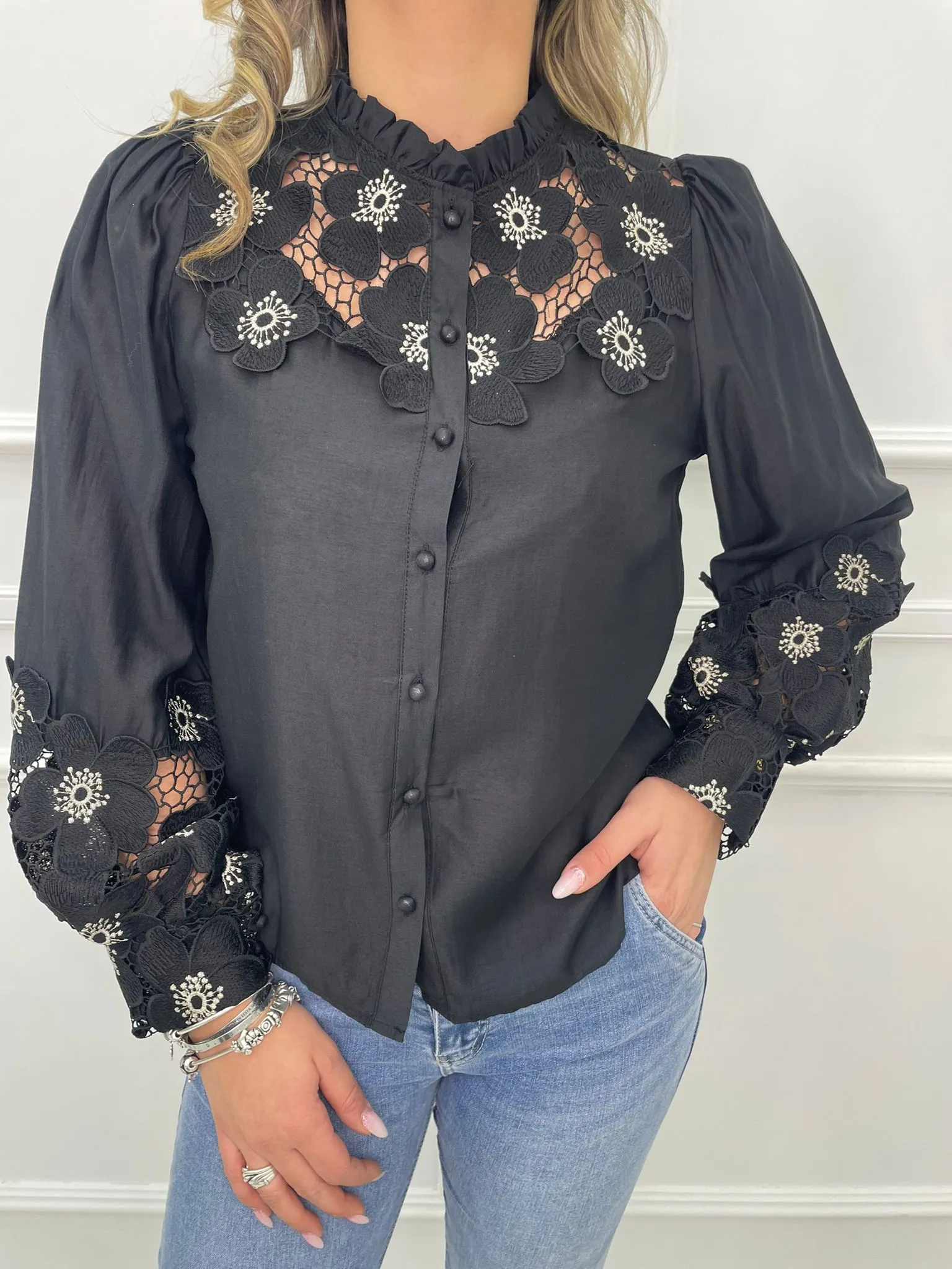 Camicia tinta unita con inserti ricamati e maniche a sbuffo