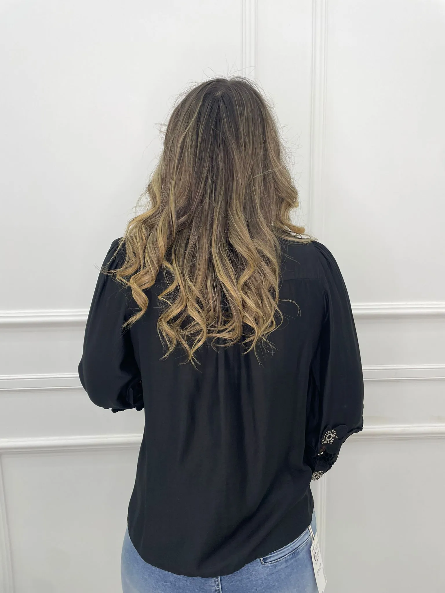 Camicia tinta unita con inserti ricamati e maniche a sbuffo