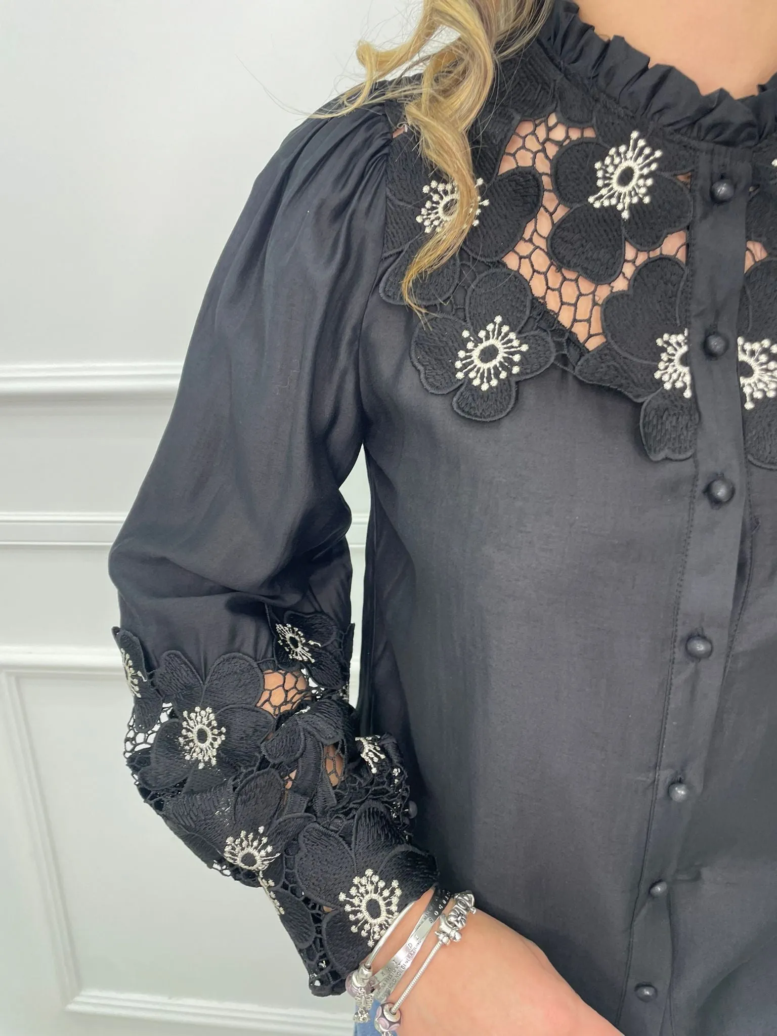 Camicia tinta unita con inserti ricamati e maniche a sbuffo