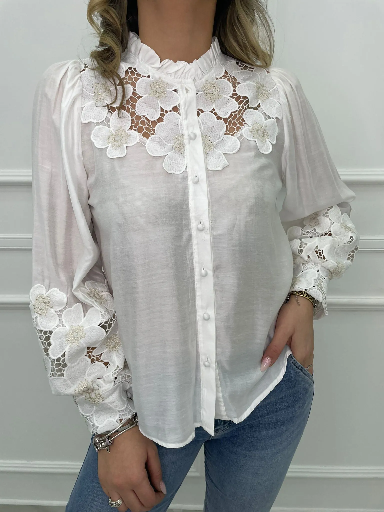 Camicia tinta unita con inserti ricamati e maniche a sbuffo