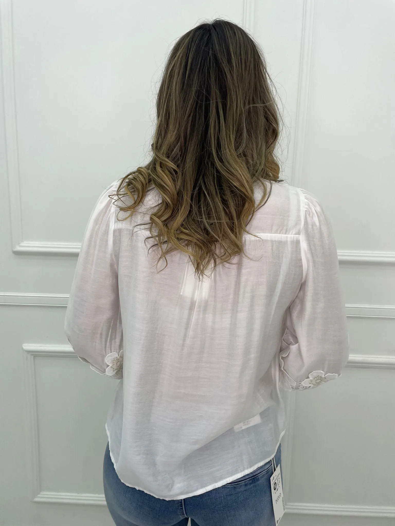 Camicia tinta unita con inserti ricamati e maniche a sbuffo