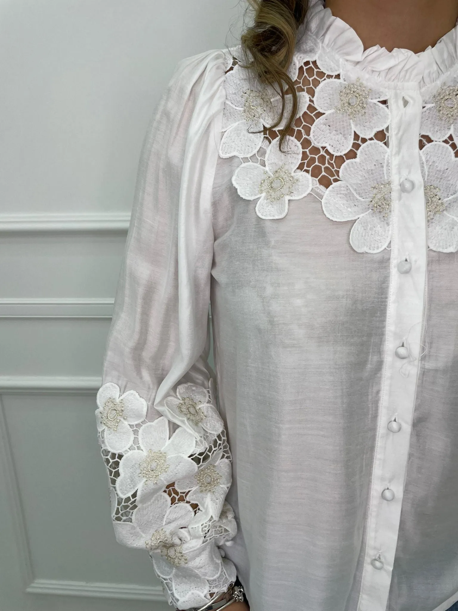 Camicia tinta unita con inserti ricamati e maniche a sbuffo