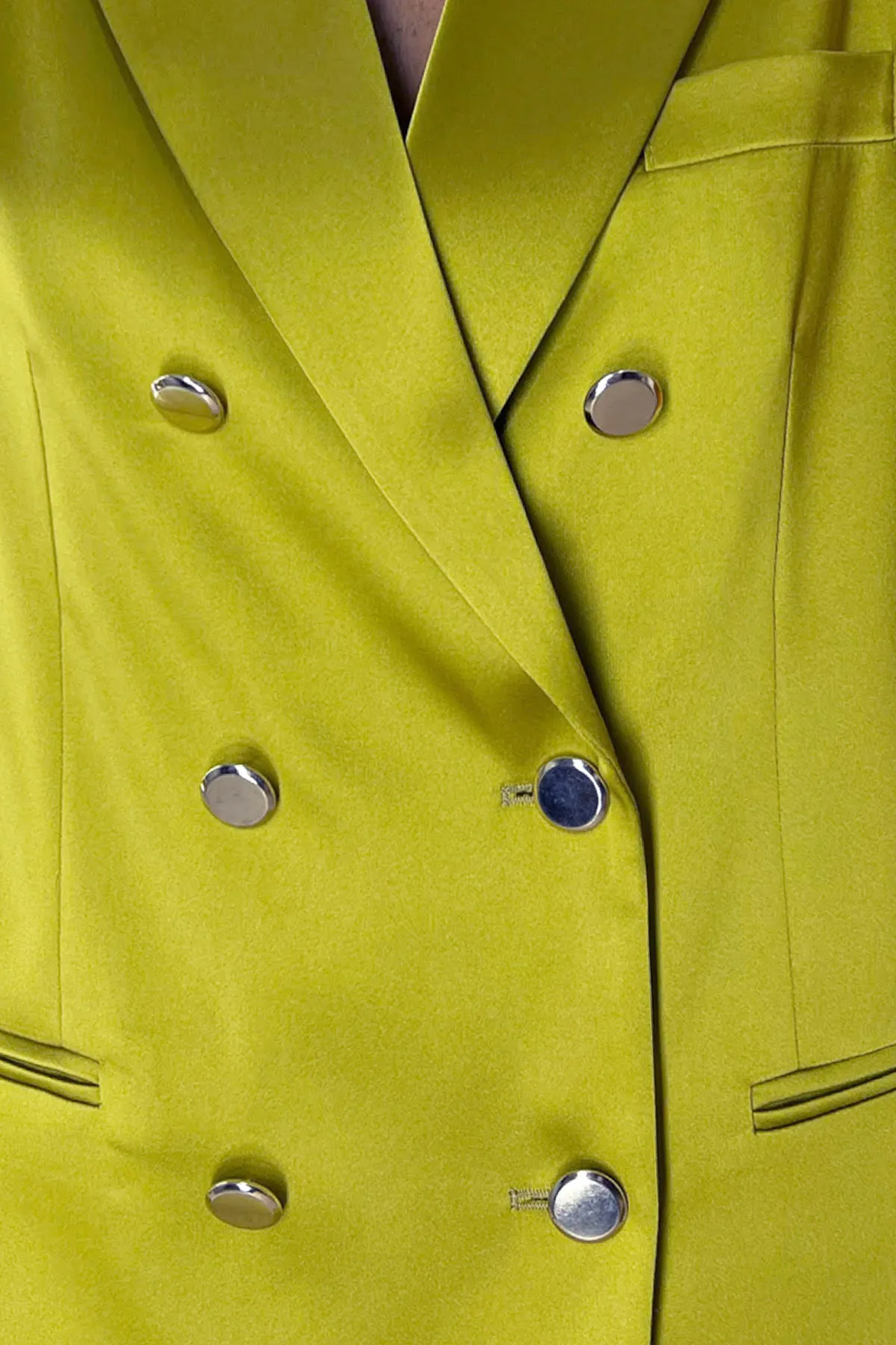 Giacca donna doppiopetto oversize con spalline e tasche a filo e bottoni in oro a contrasto