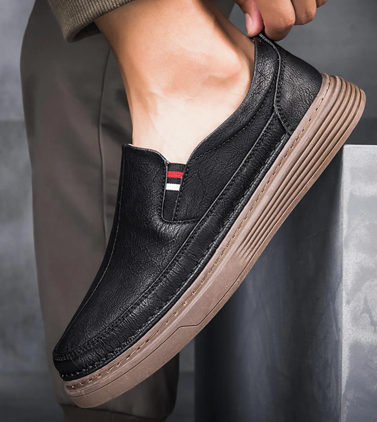 Mocassini con fondo spesso di marca di lusso Scarpe casual da uomo Slip on Scarpe eleganti in pelle Scarpe da uomo ufficiali da