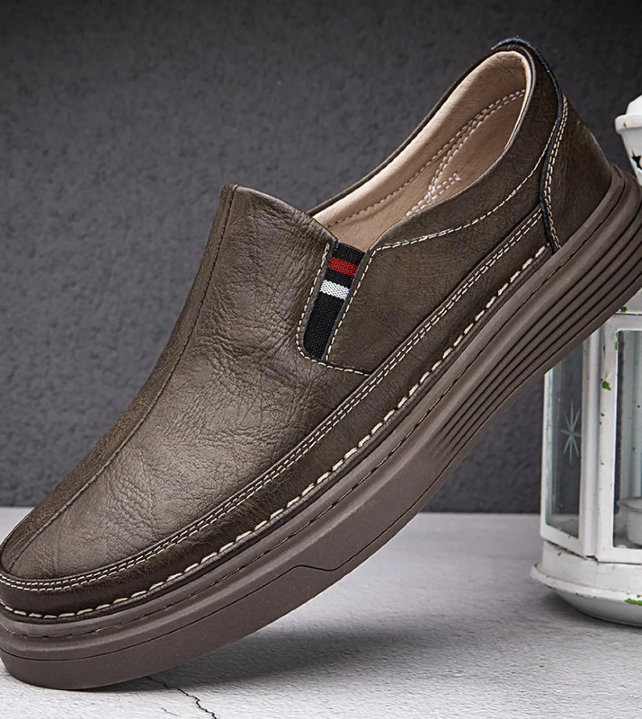 Mocassini con fondo spesso di marca di lusso Scarpe casual da uomo Slip on Scarpe eleganti in pelle Scarpe da uomo ufficiali da