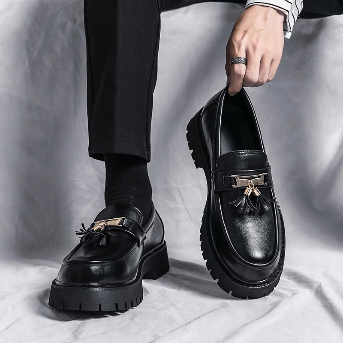 Nuovi mocassini neri da uomo con nappe punta tonda slip on primavera autunno uomini d'affari formali fatti a mano taglia 38 44