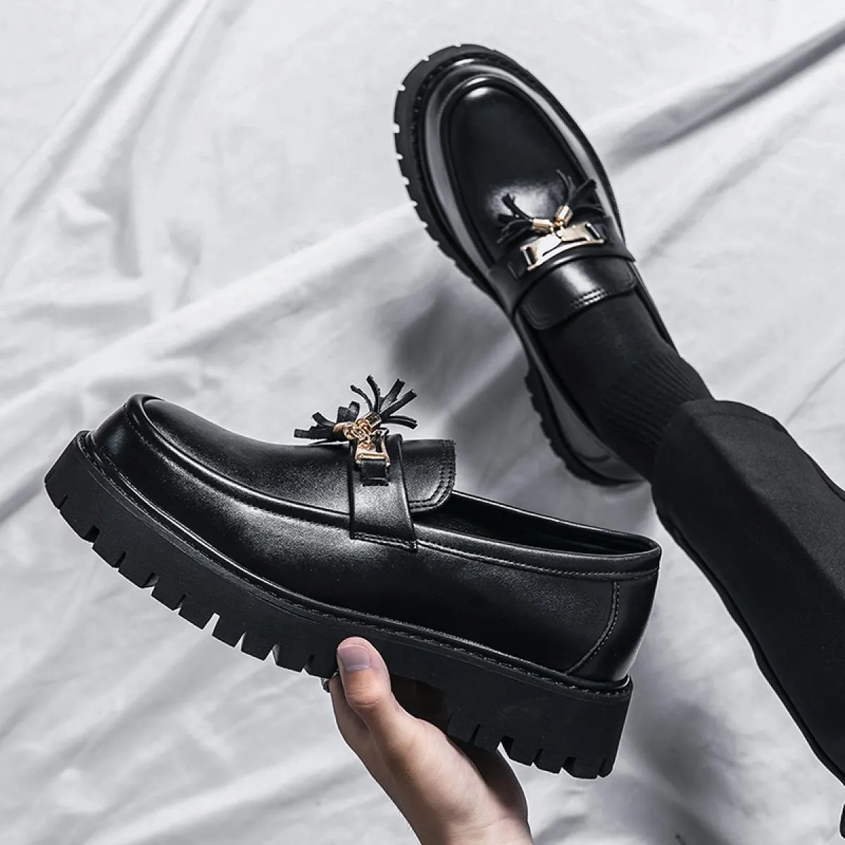 Nuovi mocassini neri da uomo con nappe punta tonda slip on primavera autunno uomini d'affari formali fatti a mano taglia 38 44