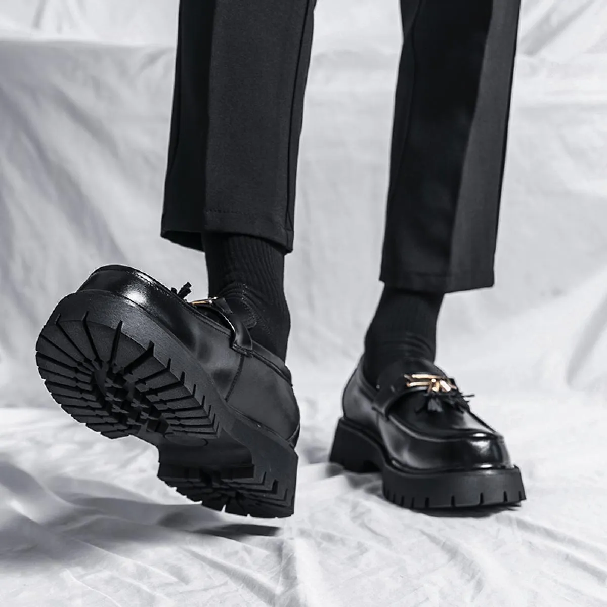 Nuovi mocassini neri da uomo con nappe punta tonda slip on primavera autunno uomini d'affari formali fatti a mano taglia 38 44
