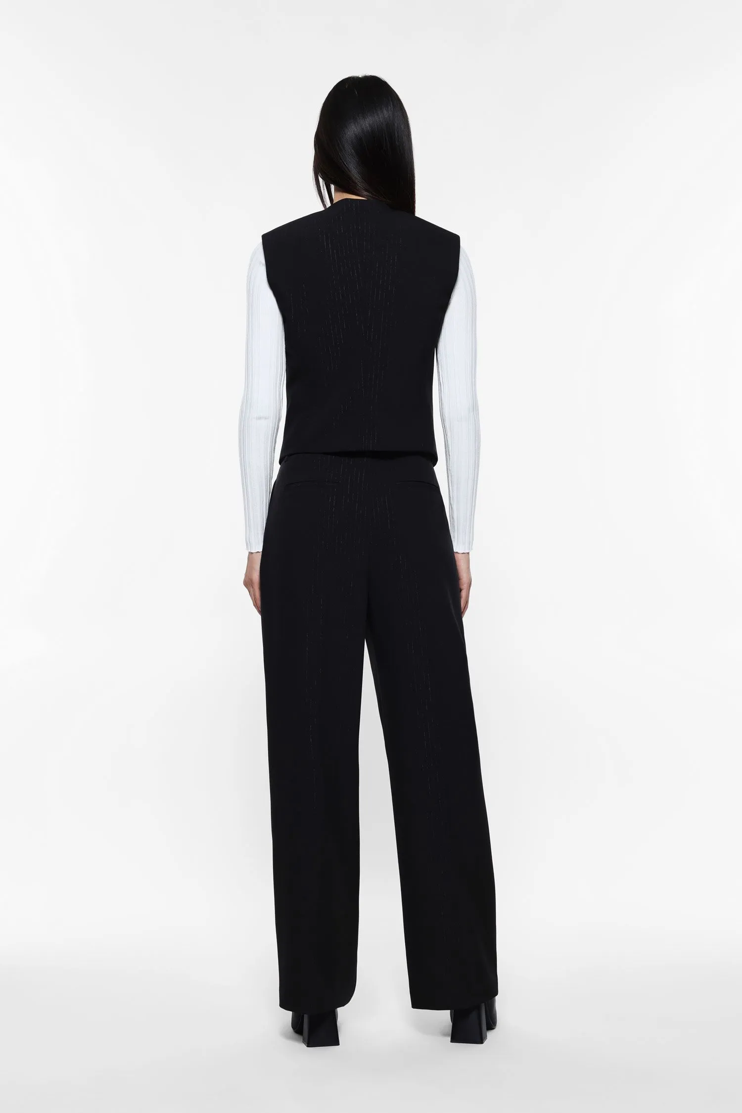   Pantaloni ampi con pieghe sartoriali     