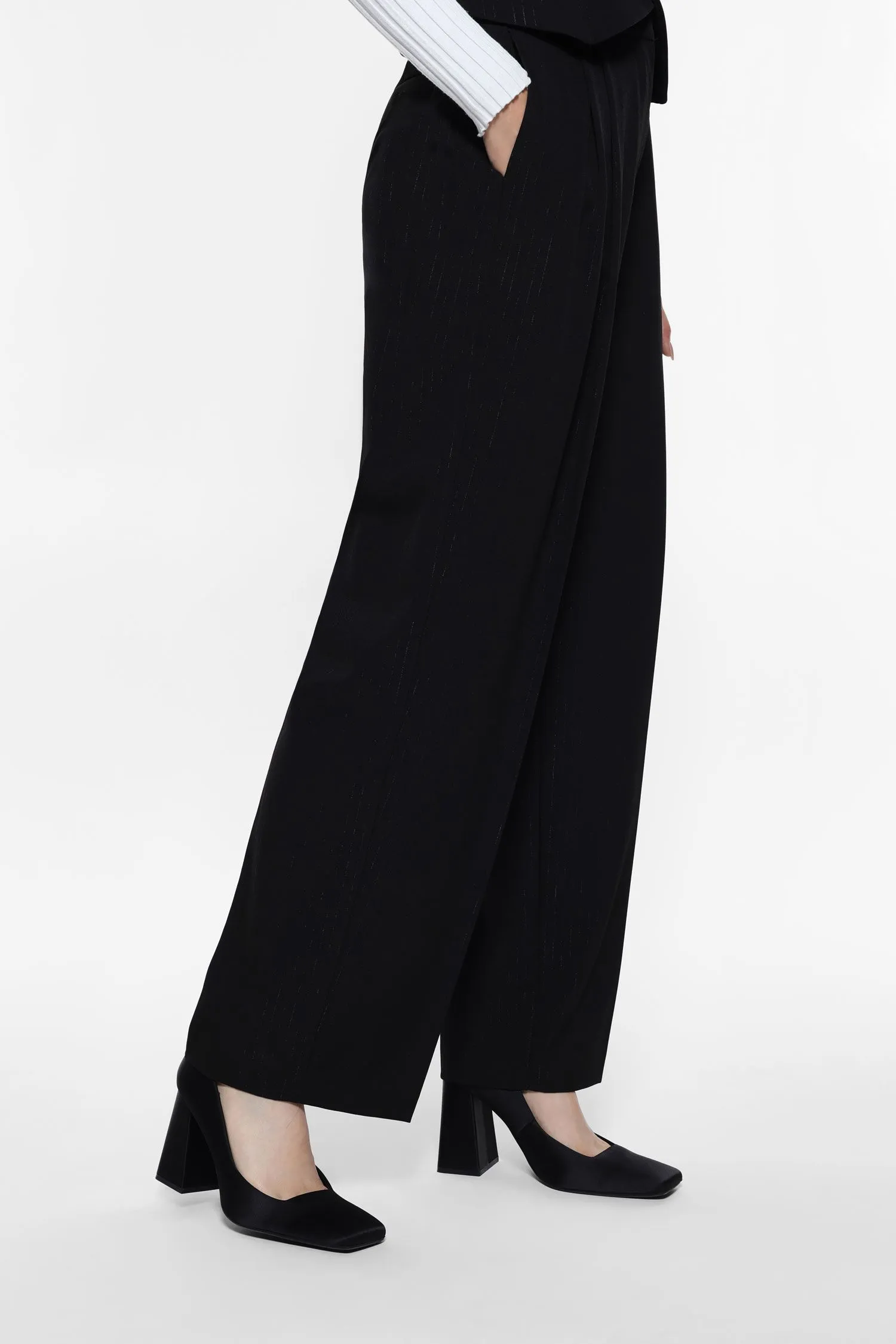   Pantaloni ampi con pieghe sartoriali     