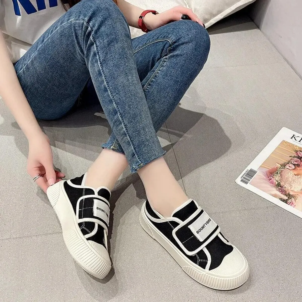 Scarpe di tela da donna 2024 autunno nuova moda leggera suola spessa comode scarpe basse scarpe casual da passeggio all'aperto