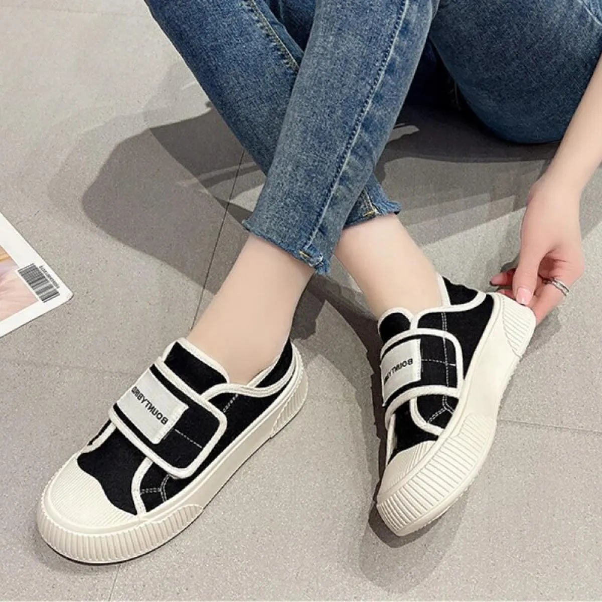 Scarpe di tela da donna 2024 autunno nuova moda leggera suola spessa comode scarpe basse scarpe casual da passeggio all'aperto