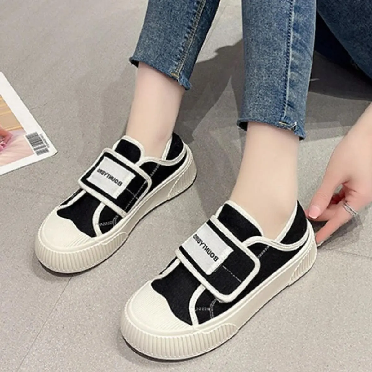 Scarpe di tela da donna 2024 autunno nuova moda leggera suola spessa comode scarpe basse scarpe casual da passeggio all'aperto