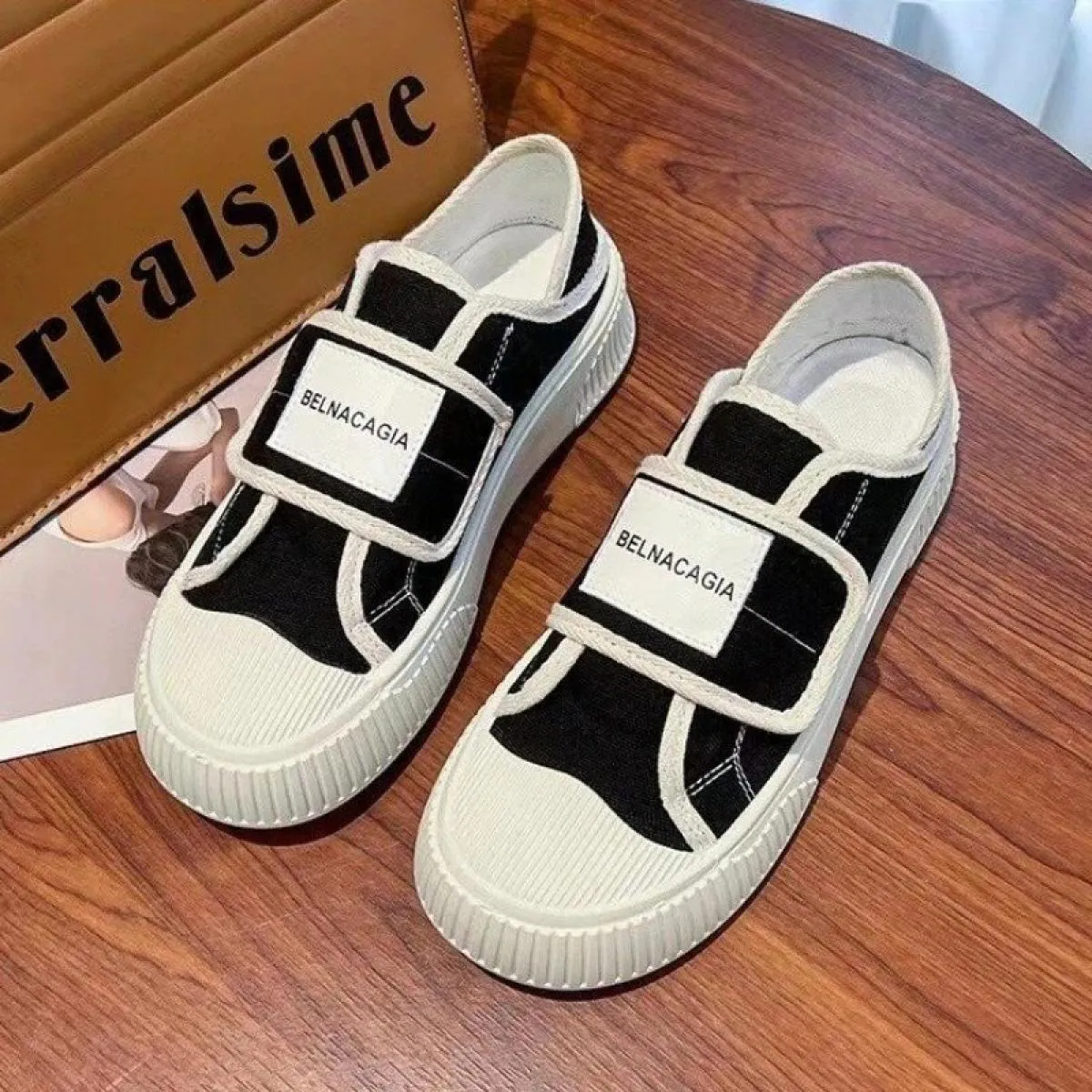 Scarpe di tela da donna 2024 autunno nuova moda leggera suola spessa comode scarpe basse scarpe casual da passeggio all'aperto