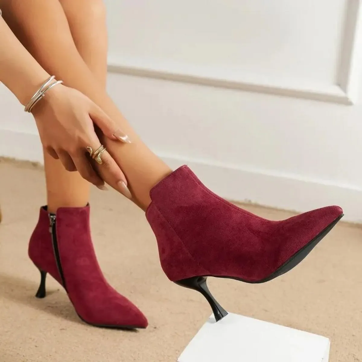 Scarpe eleganti con tacco alto Stivali nudi con punta a punta Stivaletti tinta unita Stivaletti alla moda con tacco sottile Scar