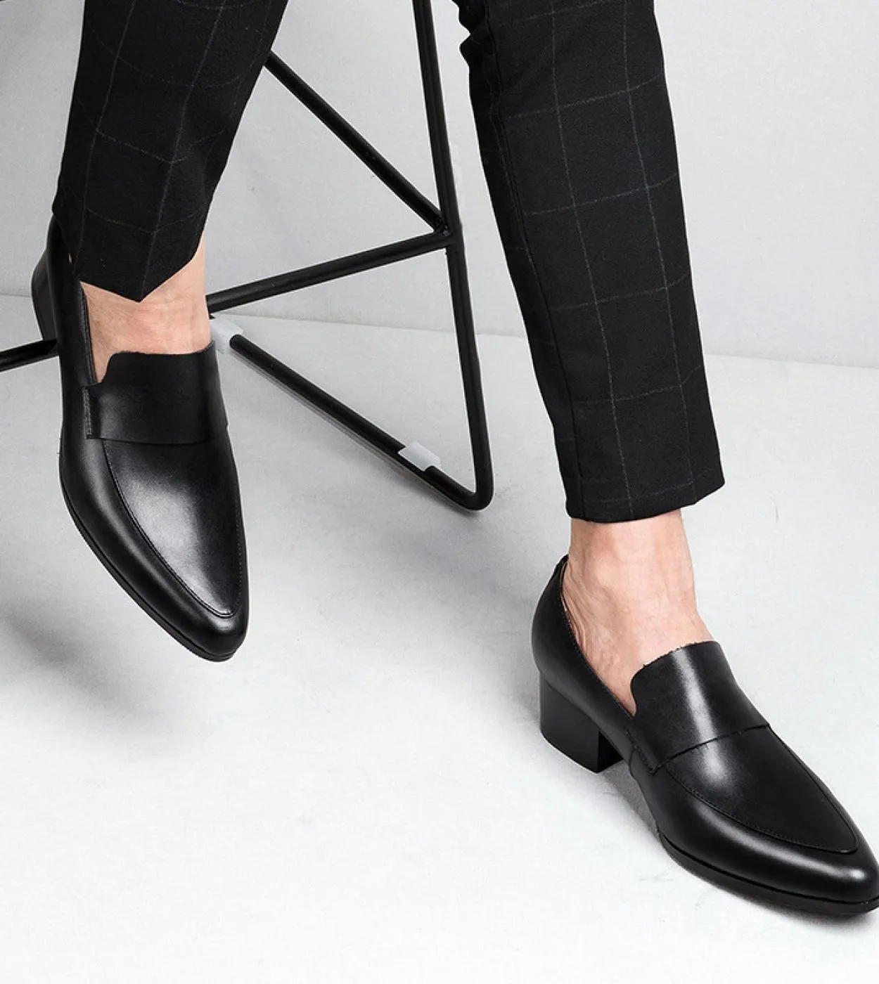 Scarpe eleganti da uomo con tacchi di lusso in vera pelle di mucca 2022 nuovo stile qualità moda slip on mocassini neri solidi