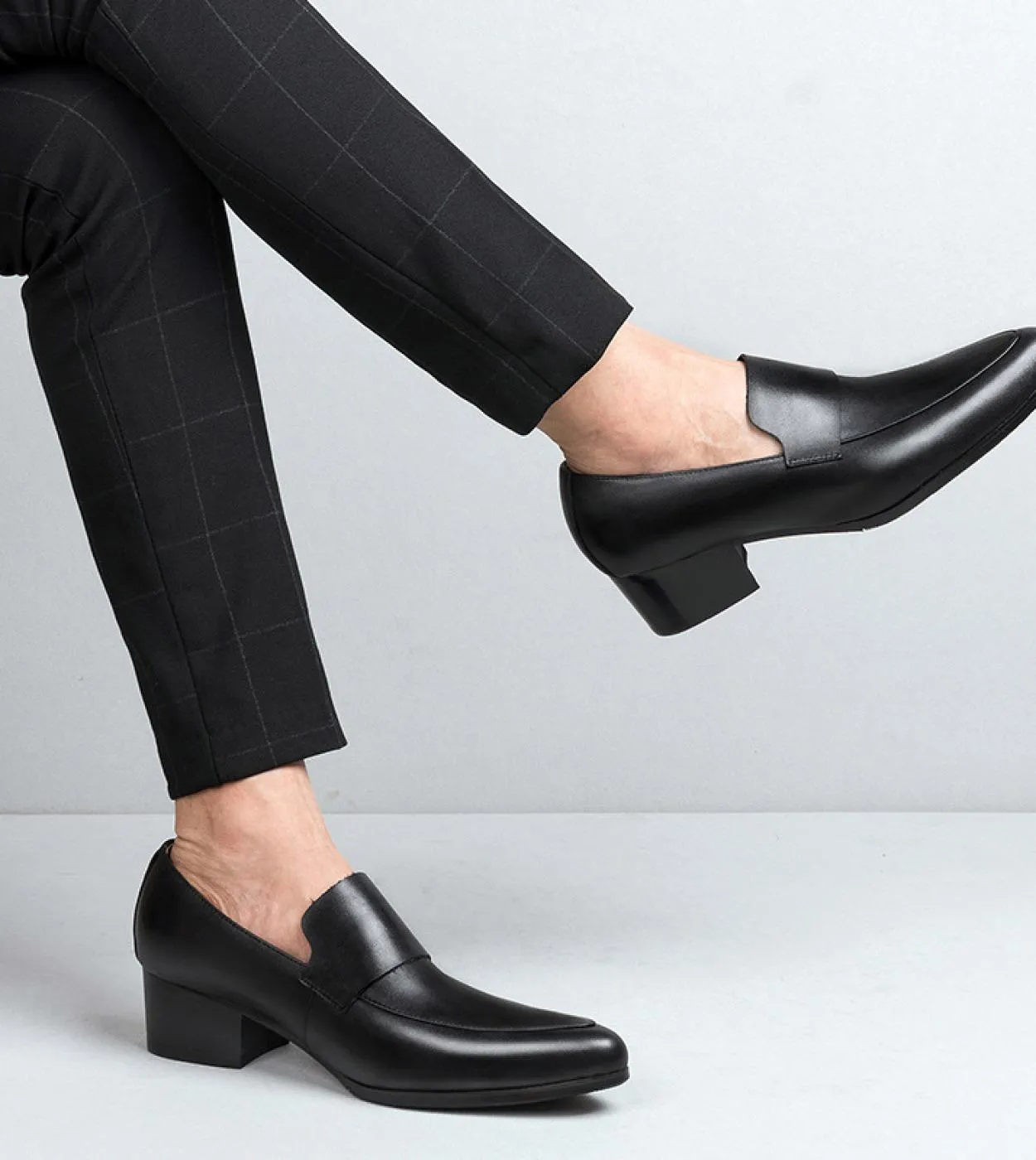 Scarpe eleganti da uomo con tacchi di lusso in vera pelle di mucca 2022 nuovo stile qualità moda slip on mocassini neri solidi