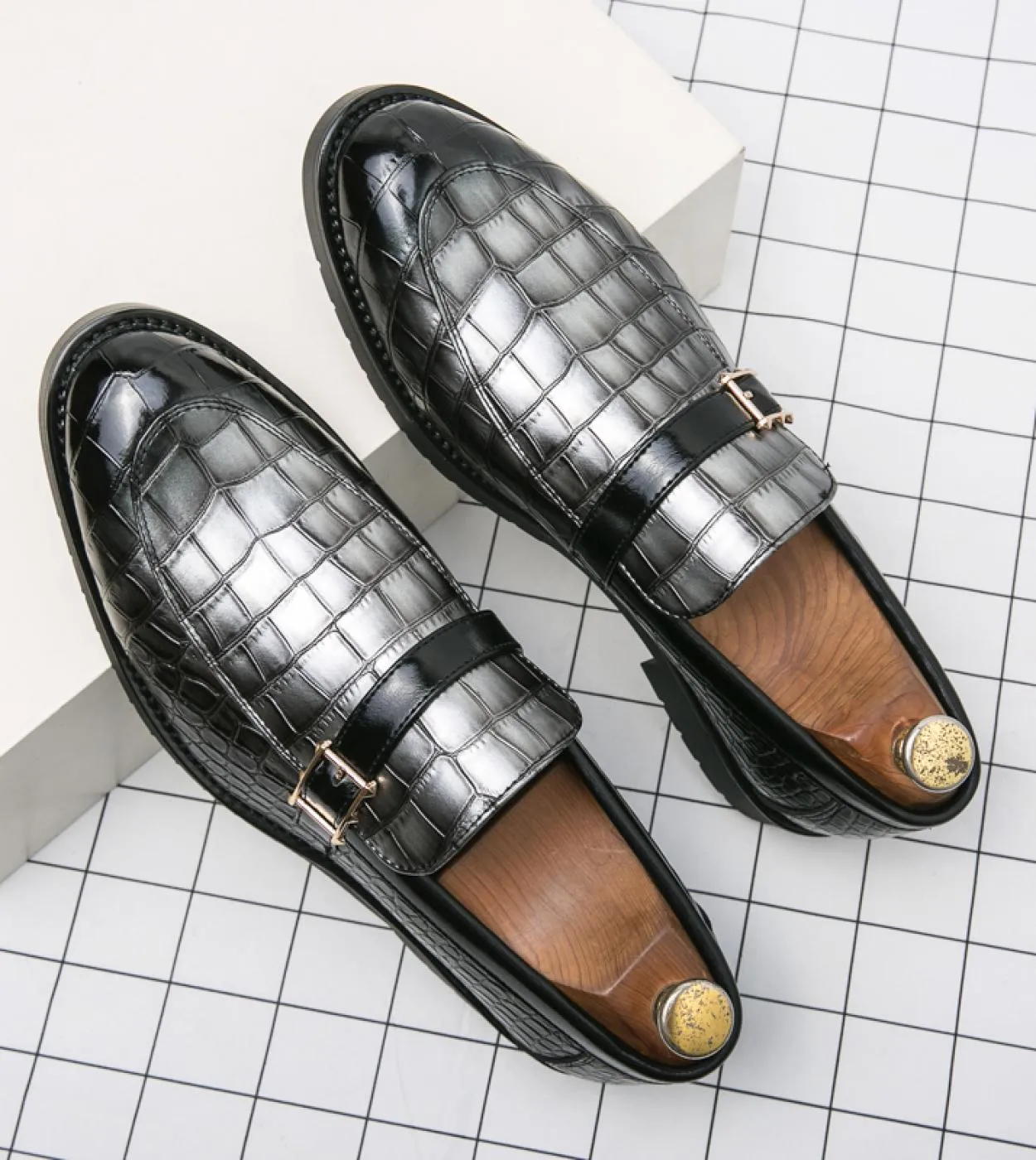 Scarpe in pelle di lusso Designer Uomo Casual Ufficio Bussiness Mocassini con tacco basso a punta grigia Abito da sposa uomo Sca
