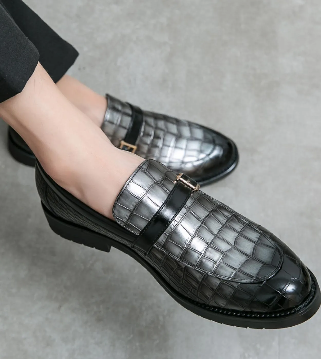 Scarpe in pelle di lusso Designer Uomo Casual Ufficio Bussiness Mocassini con tacco basso a punta grigia Abito da sposa uomo Sca