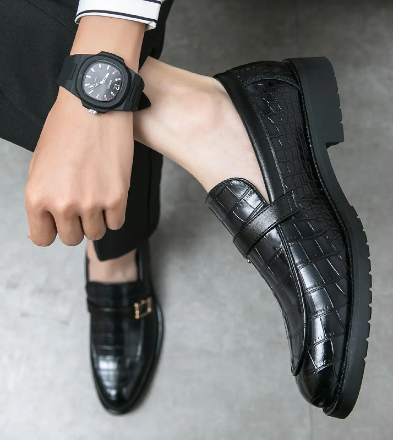 Scarpe in pelle di lusso Designer Uomo Casual Ufficio Bussiness Mocassini con tacco basso a punta grigia Abito da sposa uomo Sca